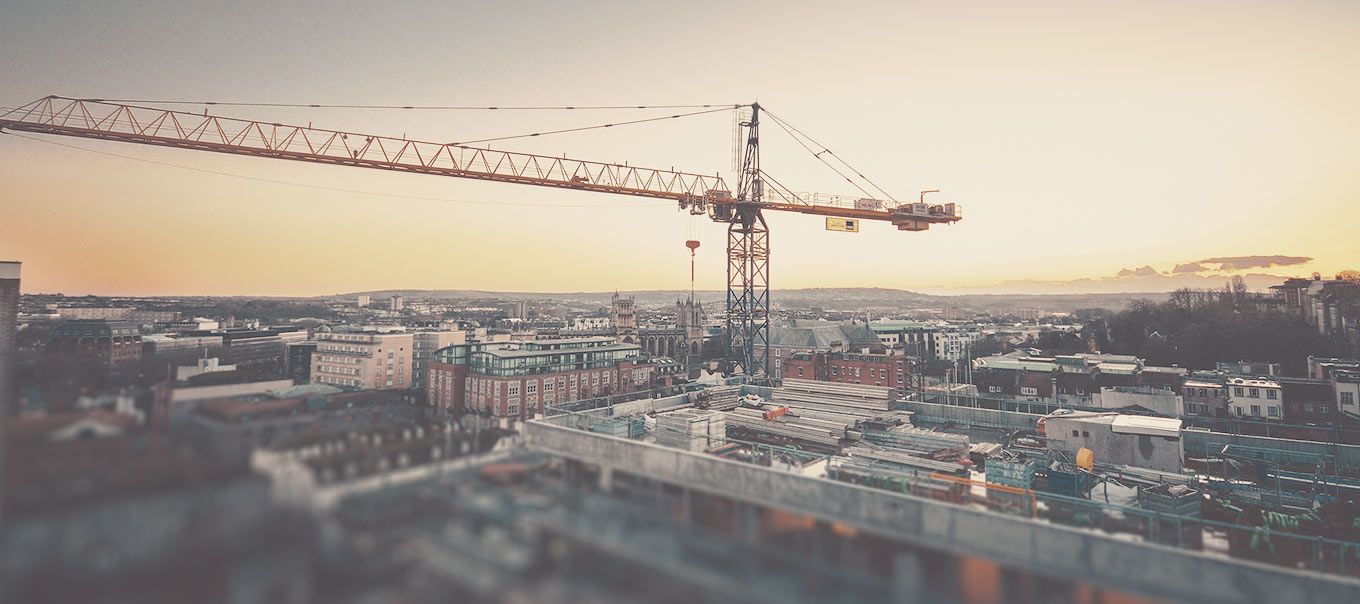 Baukran über der Baustelle einer neuen Immobilie