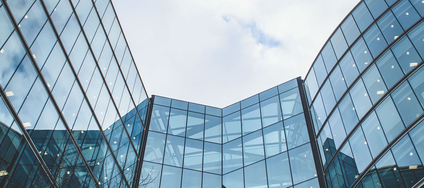 Modernes Bürogebäude mit Glasfronten